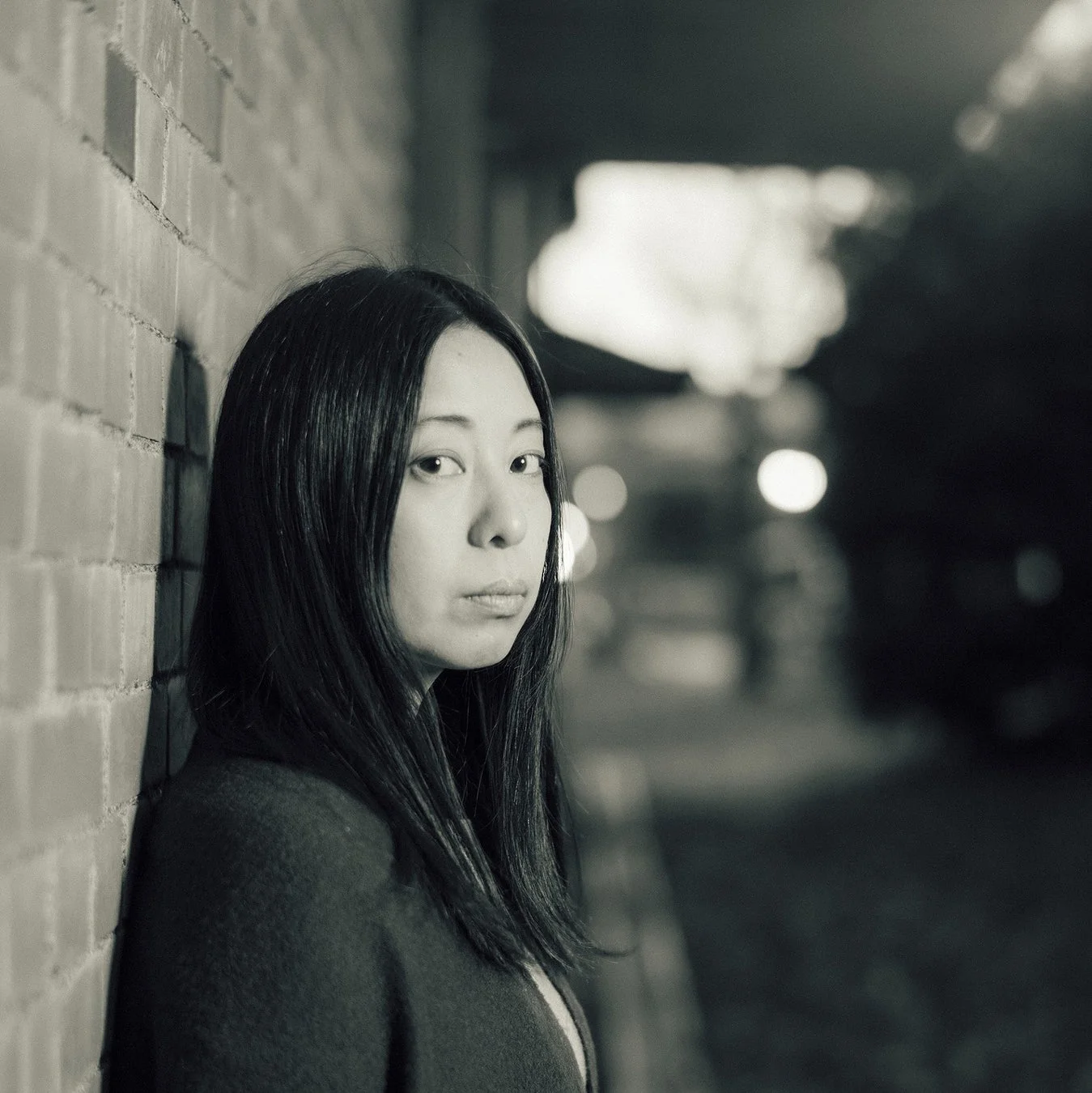 女性のモノクロポートレート、夜景