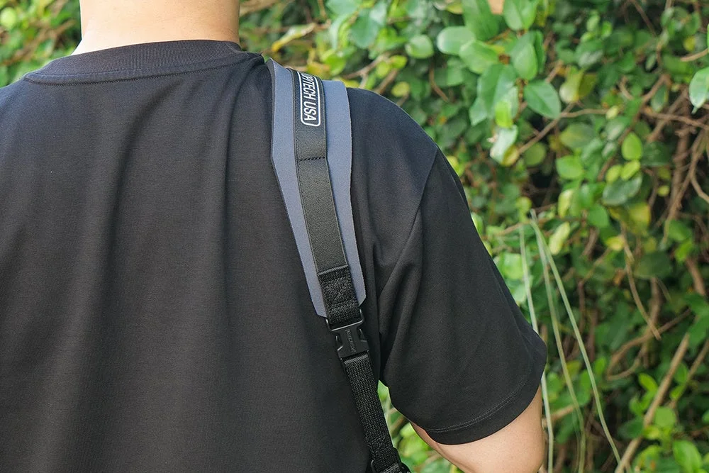 人物,後ろ姿,男性,Tシャツ,黒,ショルダーベルト,ストラップ,バッグ,アウトドア,緑,植物