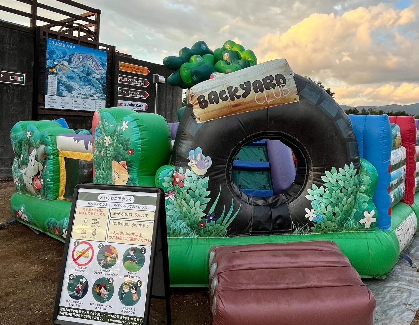 夕暮れの屋外に設置された「BACKYARD CLUB」の巨大なエア遊具。