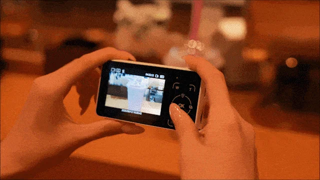 カフェで撮影する手元