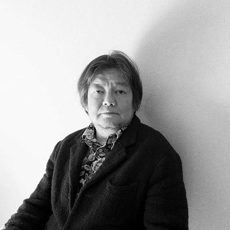 モノクロで撮影された加納満氏のポートレート