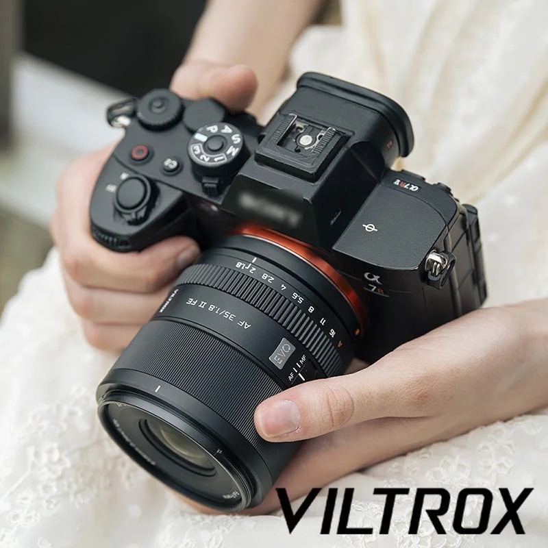 Viltroxレンズを装着したカメラ