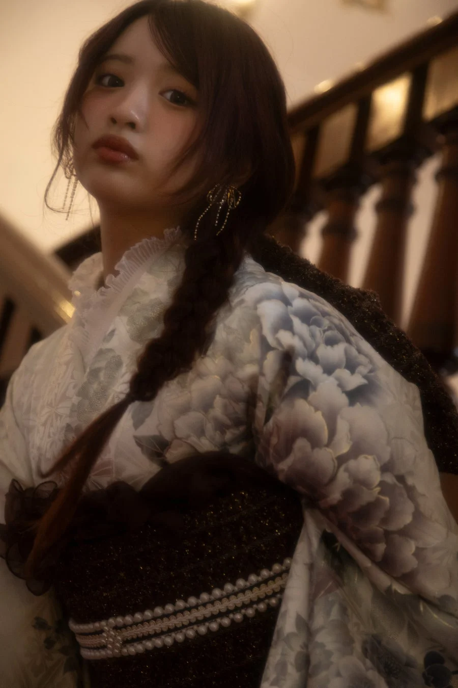 編み込みヘアと花柄振袖の女性のポートレート