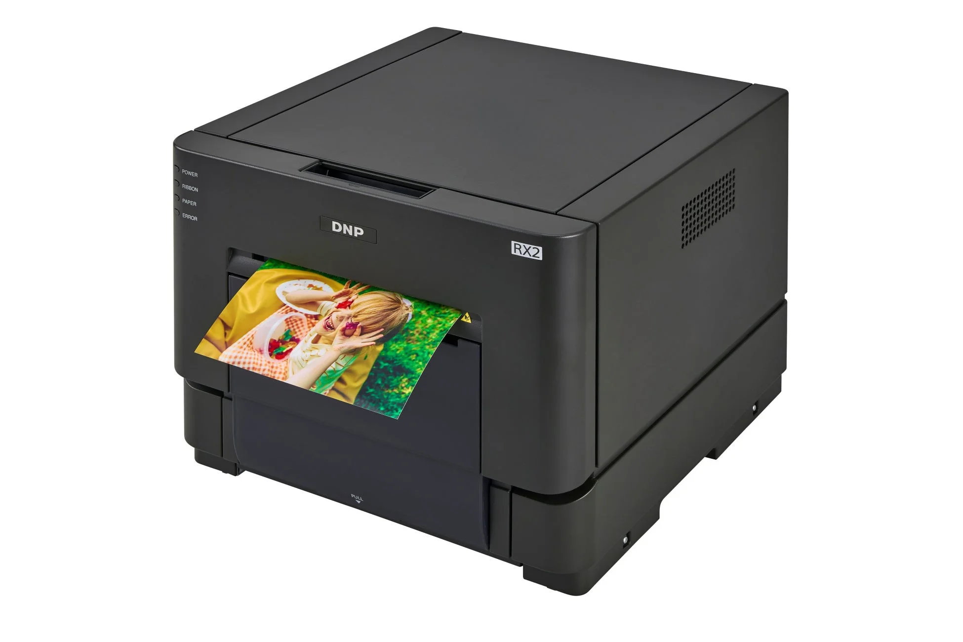 DNP RX2フォトプリンターが写真を排紙している様子