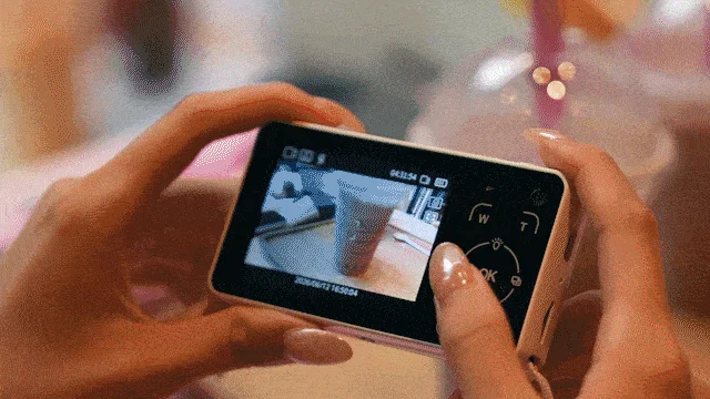 カフェで画面を見る手元