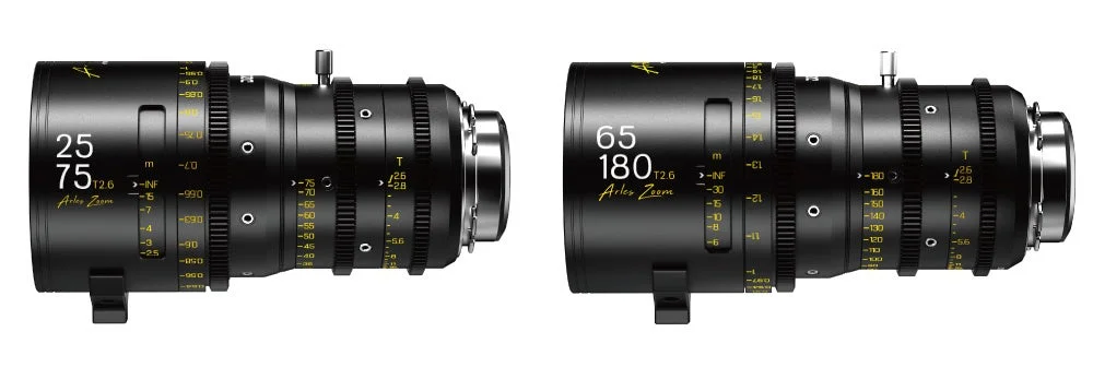 白い背景に2つの黒いArri Zoomシネマレンズが並べられています。