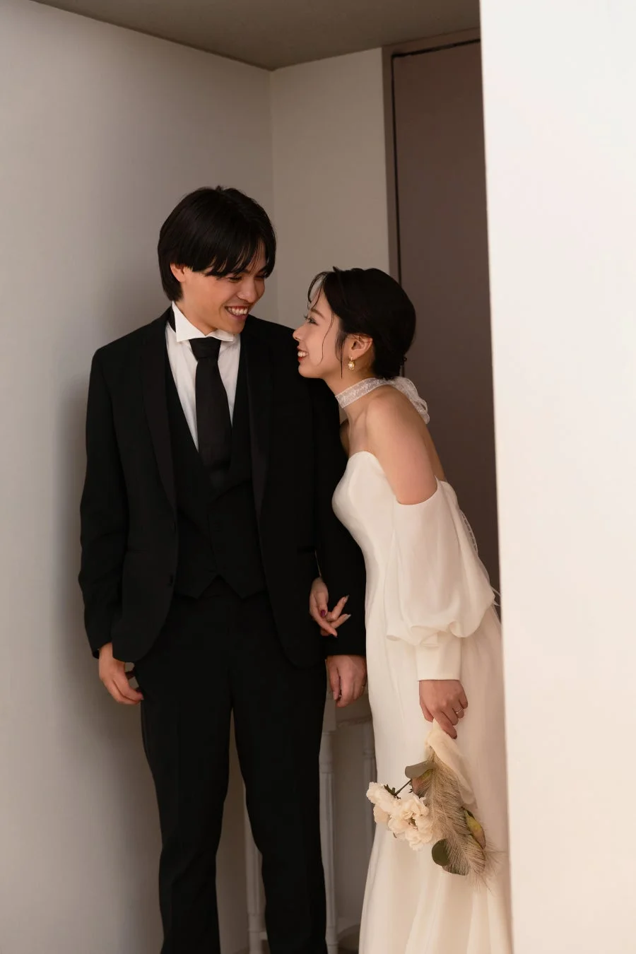 幸せな笑顔を見せる新郎新婦