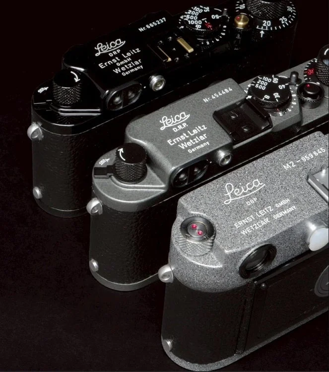 3台のヴィンテージLeicaカメラが斜めに並べられた画像
