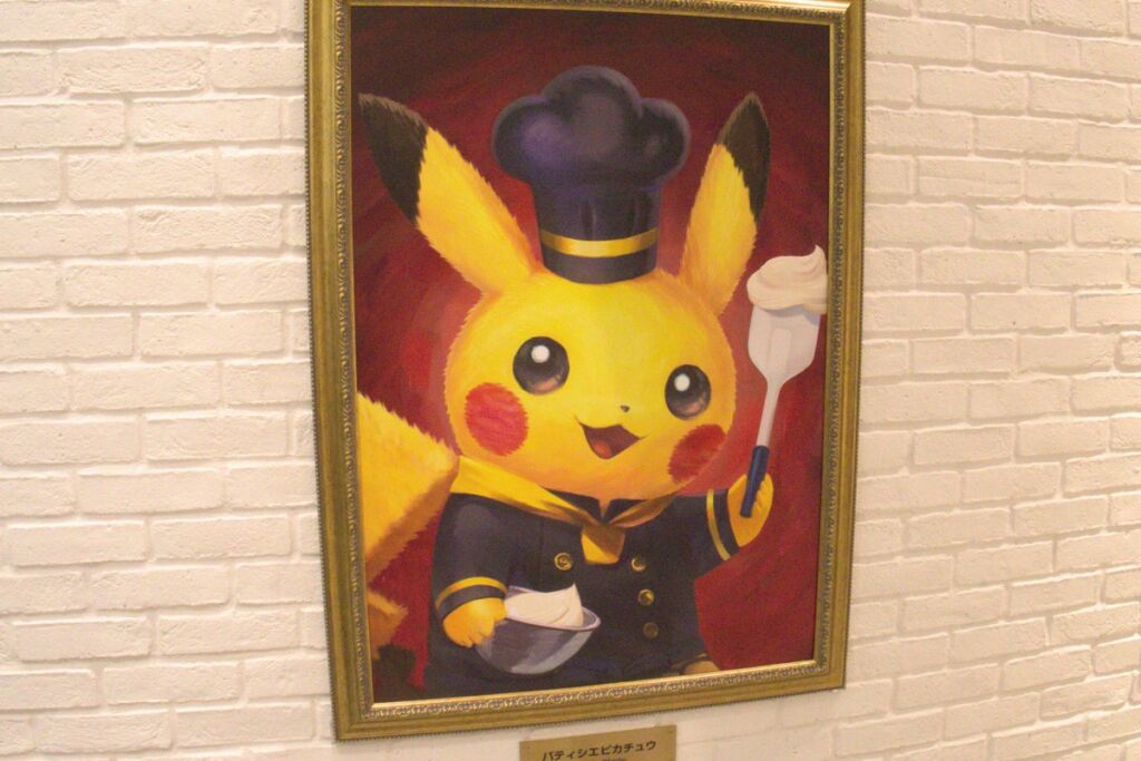 金属のキャンバスでピカチュウたちが立体に。GAAATが「ポケモンカフェ TOKYO」リニューアルの店内アートワークを制作