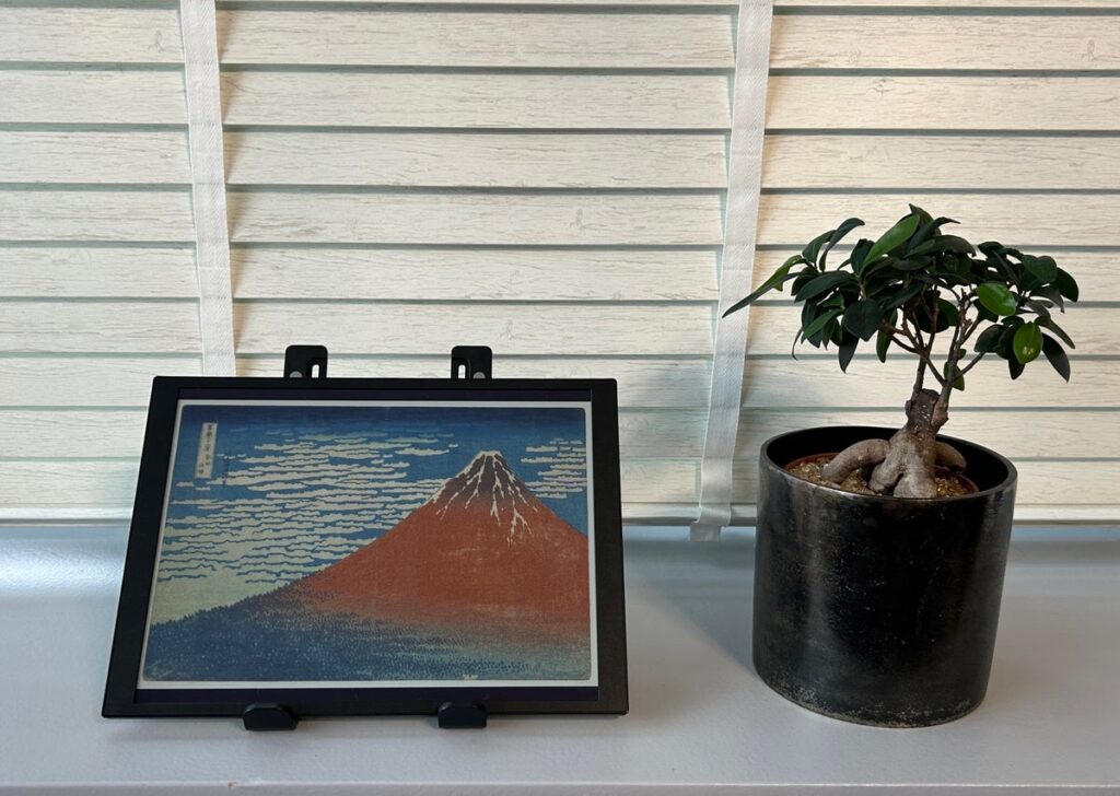 北斎からゴッホまで、世界の名画を毎日の空間に。電子ペーパーのアートサブスク「CALMU Gallery」を発売