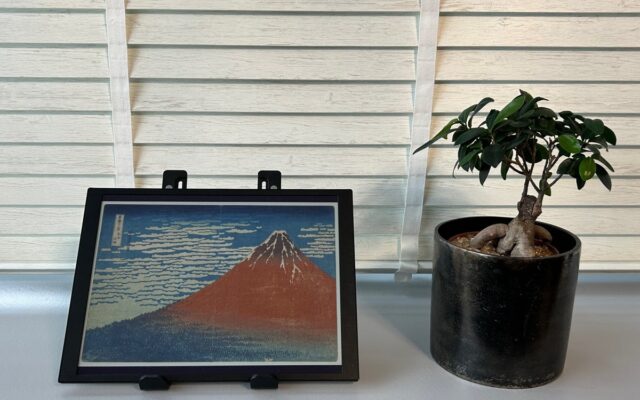 北斎からゴッホまで、世界の名画を毎日の空間に。電子ペーパーのアートサブスク「CALMU Gallery」を発売
