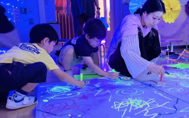 エムバディジャパン、前衛芸術家が描いた“絵本”で0歳から現代アートに出会う「アート教育付き託児」をアートウィーク東京2026で運営。南青山・AWT BARで2時間1,000円