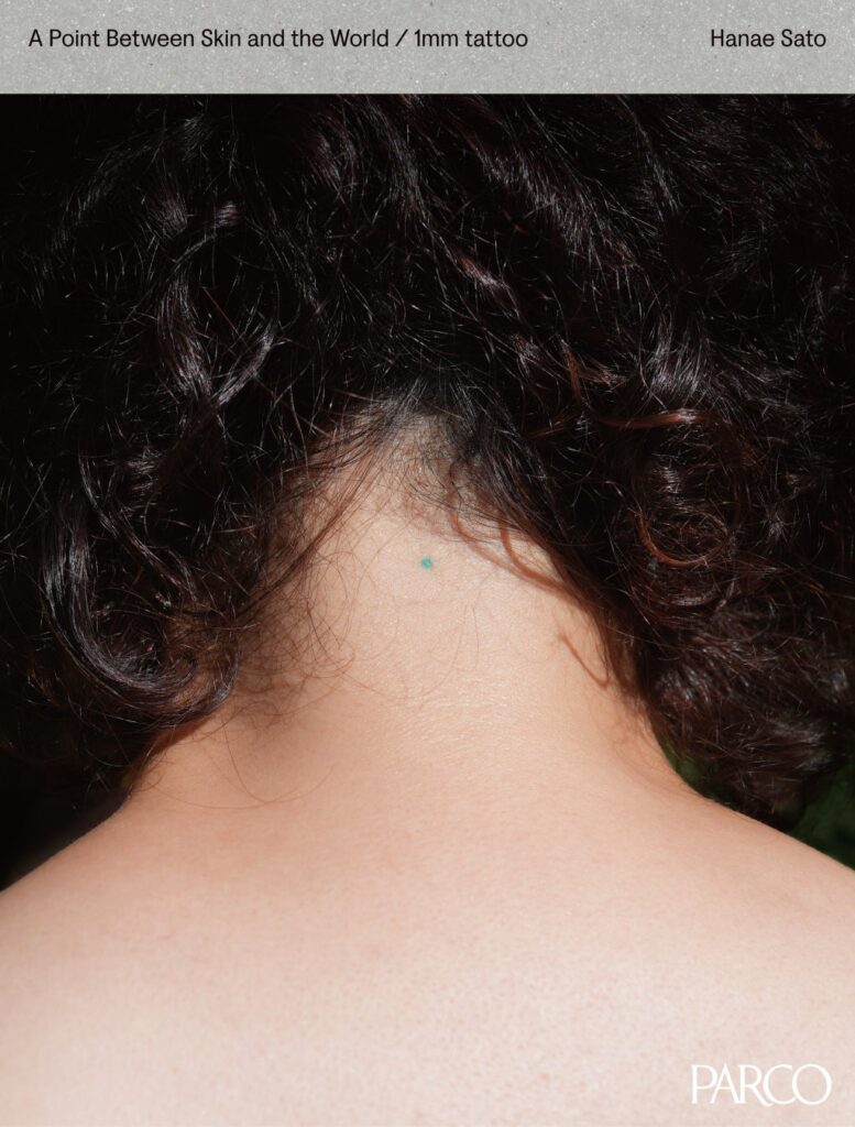 3000人以上の身体に刻まれた1mmの点。美術家・佐藤はなえによる《1mm tattoo》プロジェクトを記録したアートブック刊行決定