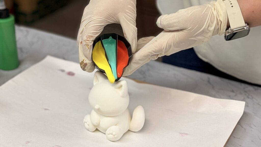 3Dプリンタ教室3DLab、絵の具を流しかけて模様をつくる「ポーリングアート(ベアアート)」体験を開始