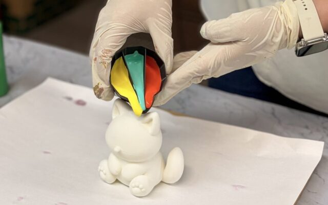 3Dプリンタ教室3DLab、絵の具を流しかけて模様をつくる「ポーリングアート（ベアアート）」体験を開始