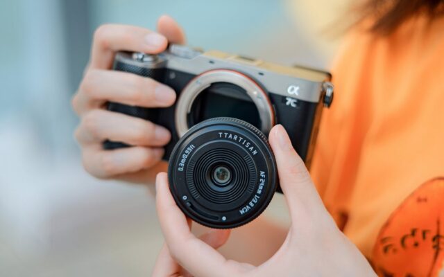 カメラを持ち出す日が、きっと増える。約58g・厚さ約16mmのAFパンケーキレンズ「TTArtisan mini AF 24mm f/3.8」発売