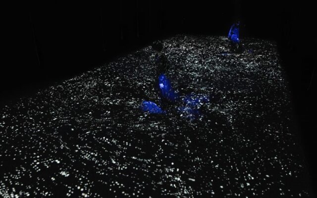 人々の身体が沈み込む彫刻《波の塊》が新たに公開。変形し続ける彫刻に、無数の光が流れ落ちる。チームラボプラネッツ（東京・豊洲）にて